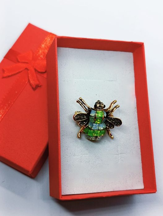 Broszka owad w pudełku