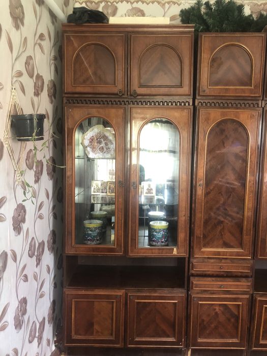 Стінка з сервантом і шкафом