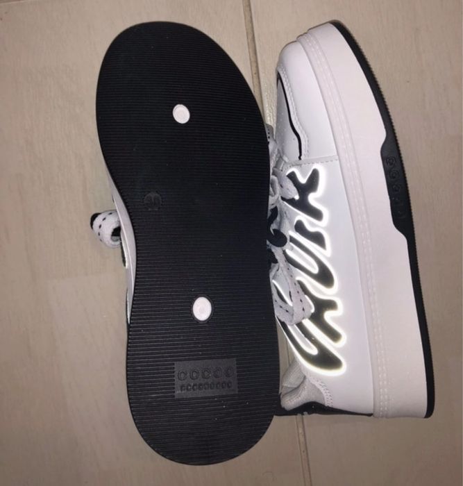 sapatilhas brancas com detalhes pretos