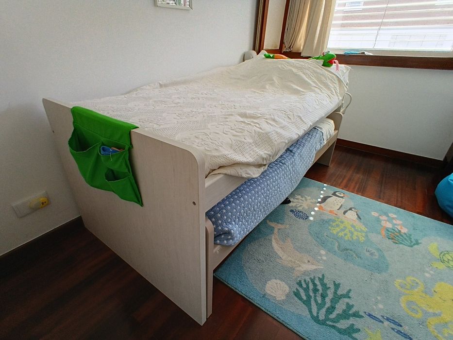 Cama dupla de criança com colchões