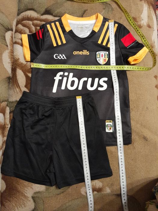 Продам  мальчиковые костюмы футбольные,104- 110 - 150,   бутсы, гетры,