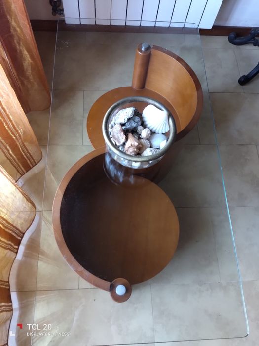 Mesa em madeira maciça e tampo de vidro