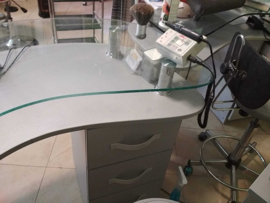 Робоче місце майстра манікюру- стіл , крісло майстра, крісло клієнта