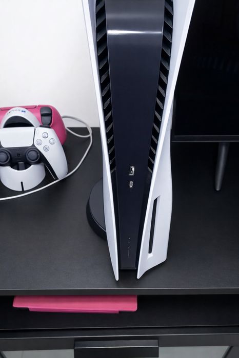 PS5 Fat 1TB + 2 Comandos (Branco e Rosa) + Jogos + Stand Carregamento