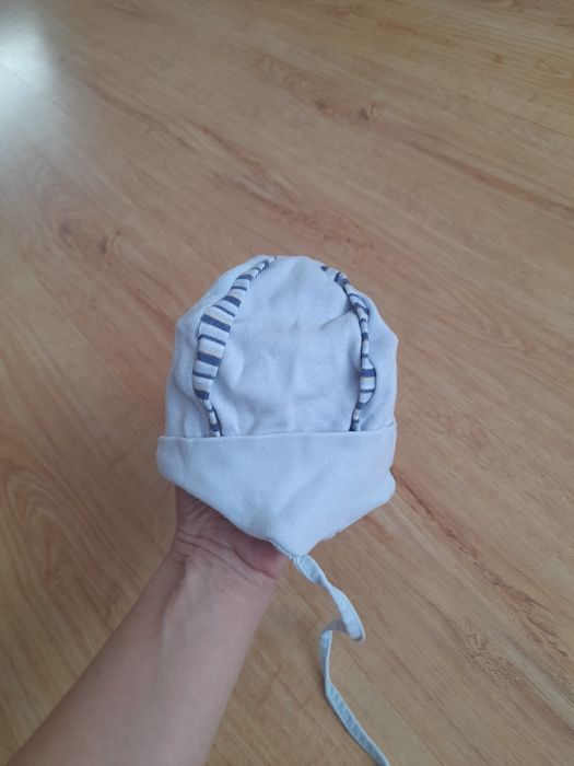 Czapka wiązana dla chłopca