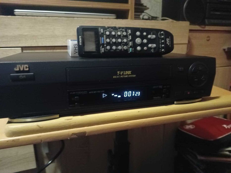 Magnetowid firmy JVC