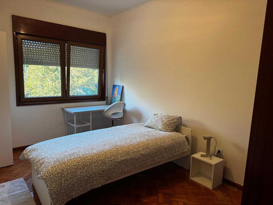 Quarto mobilado em Lordelo do Ouro | 2 WC | Próximo Universidades | 500 €