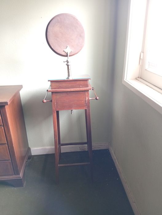 Toucador alto com espelho redondo