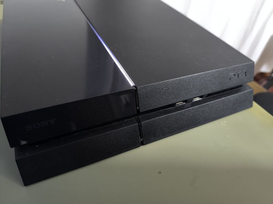 Consola PS4 com comando