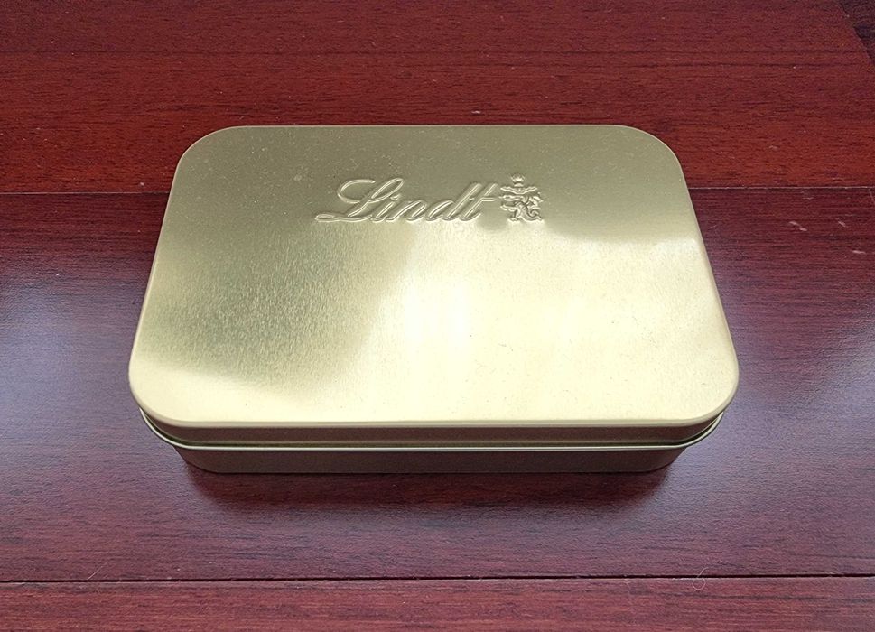 Caixa dourada metalizada Lindt