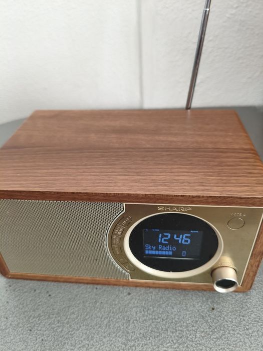 радіоприймач Sharp DR-450BR з підтримкою DAB+/FM та Bluetooth