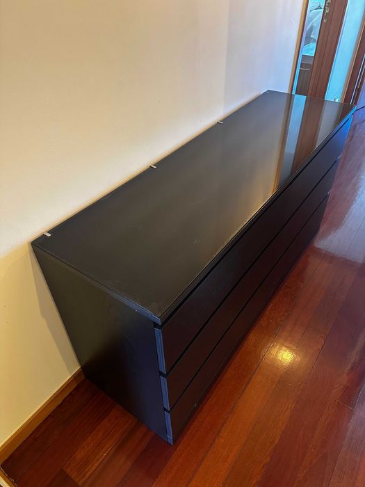 Comoda com 6 gavetas e tampo de vidro