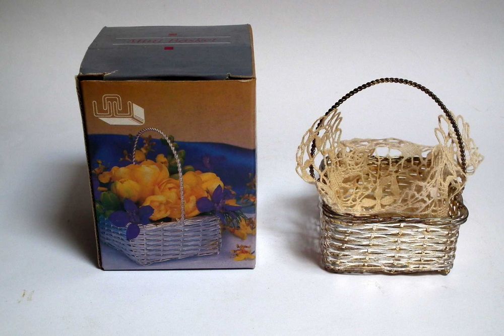 Cesto metálico quadrado "silver plated" com pano de renda Envio grátis