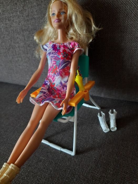 Lalka Barbie z krzesłem