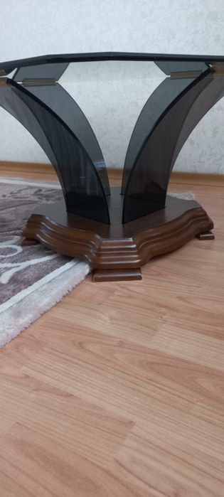 Продам скляний журнальний стіл