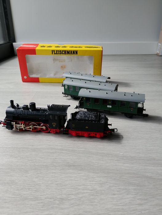 Locomotiva Fleischmann 4124 53 7752 DR DRG + 3 carruagens H0 1:87