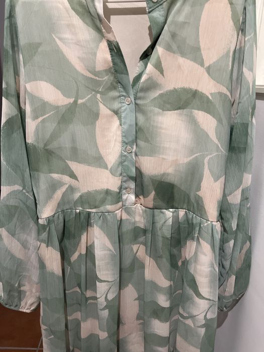 Vestido midi em tons de verde