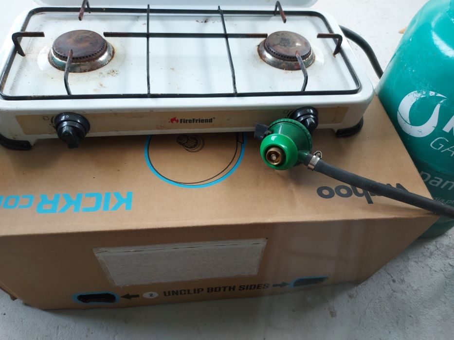 1 fogão portátil com 2 bocas e  redutor 2 garrafas de gaz propano vazi