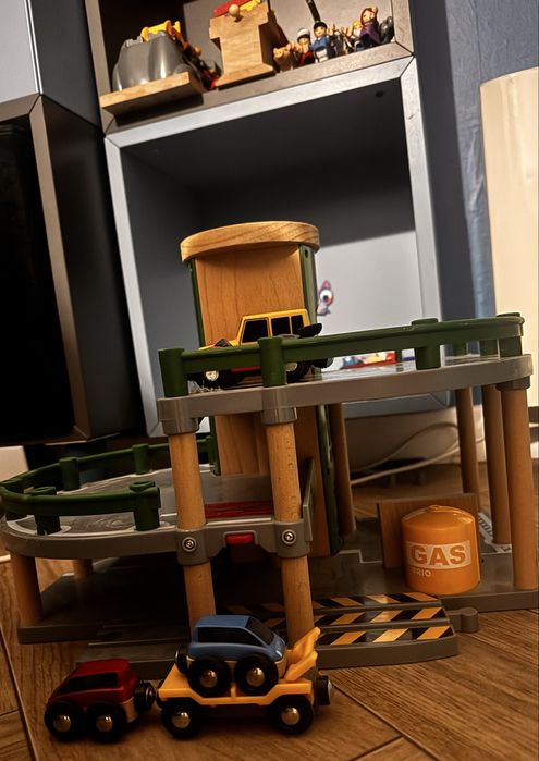 Parking Brio kolejka gratis samochody stan bardzo dobry