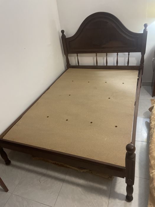 Cama casal 140x190 madeira escura – com estrado, clássica