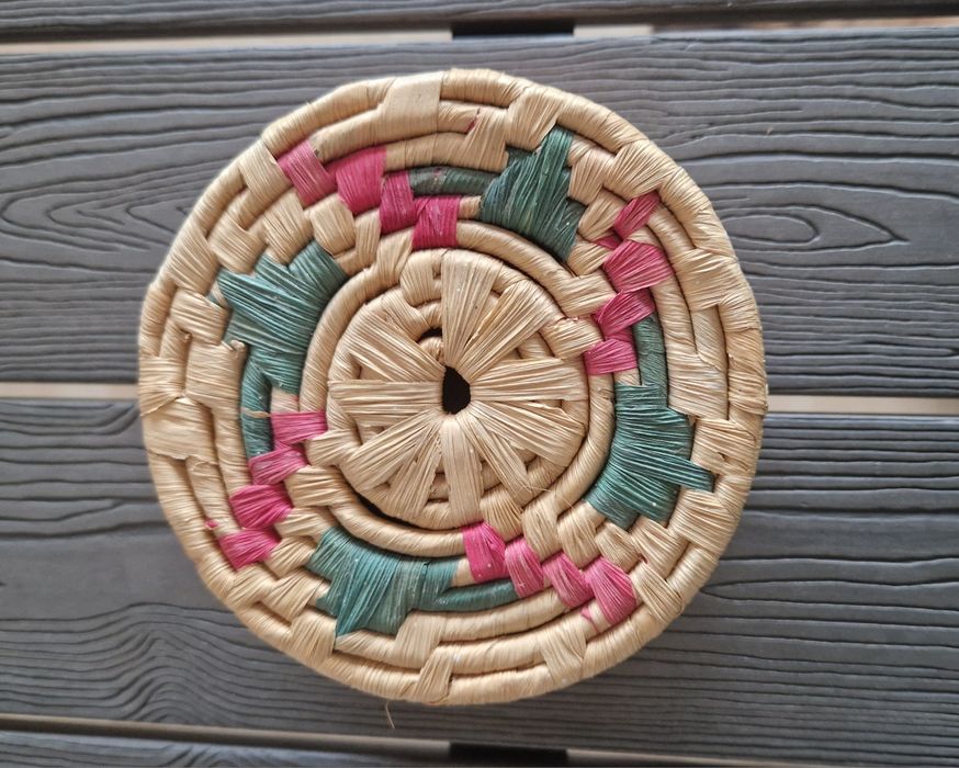 Caixa redonda de materiais naturais