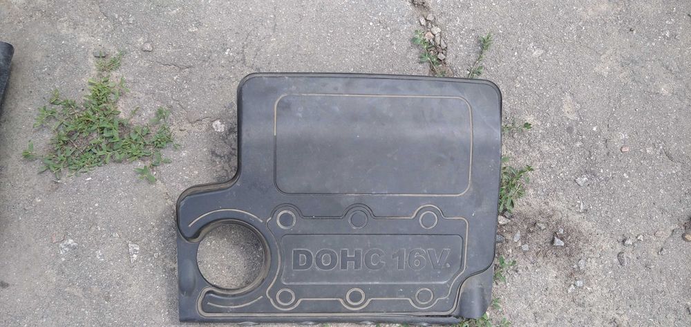 Крышка двигателя  автомобиля