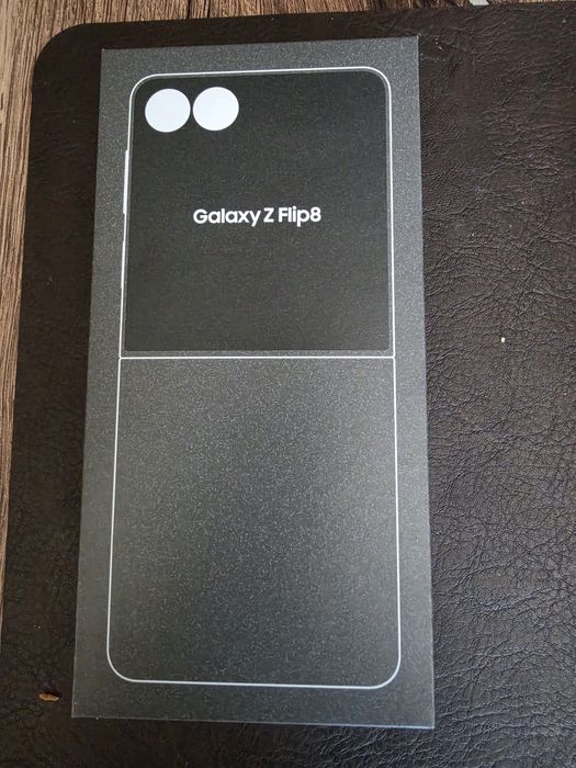 Samsung Galaxy Z Flip8 5G, com 12GB de RAM e 256GB de armazenamento. 

/256GB