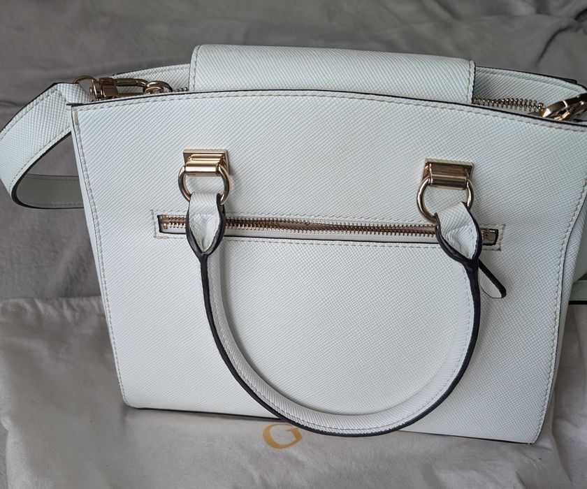Біла сумка Guess