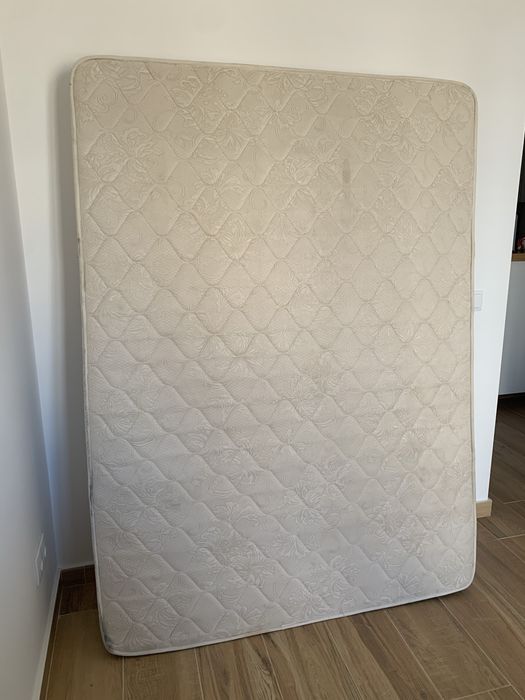 Colchão usado.64585060780033120