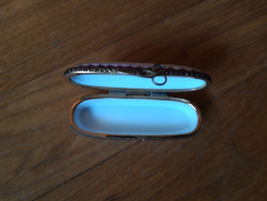 Caixinha antiga de porcelana com motivos cor de rosa - marca P.P.