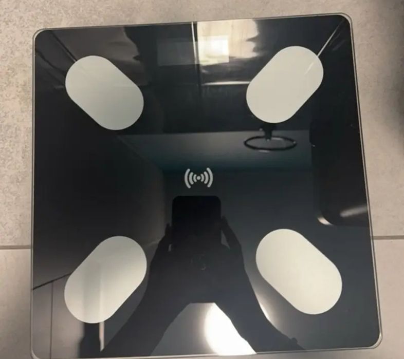 Czarna waga elektroniczna Smart która łączy się z aplikacją