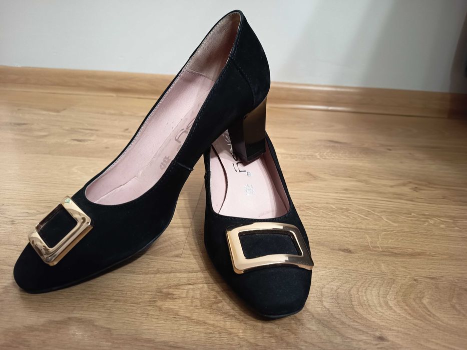 Czarne zamszowe czółenka z klamrą Oleksy / rozmiar 38,5