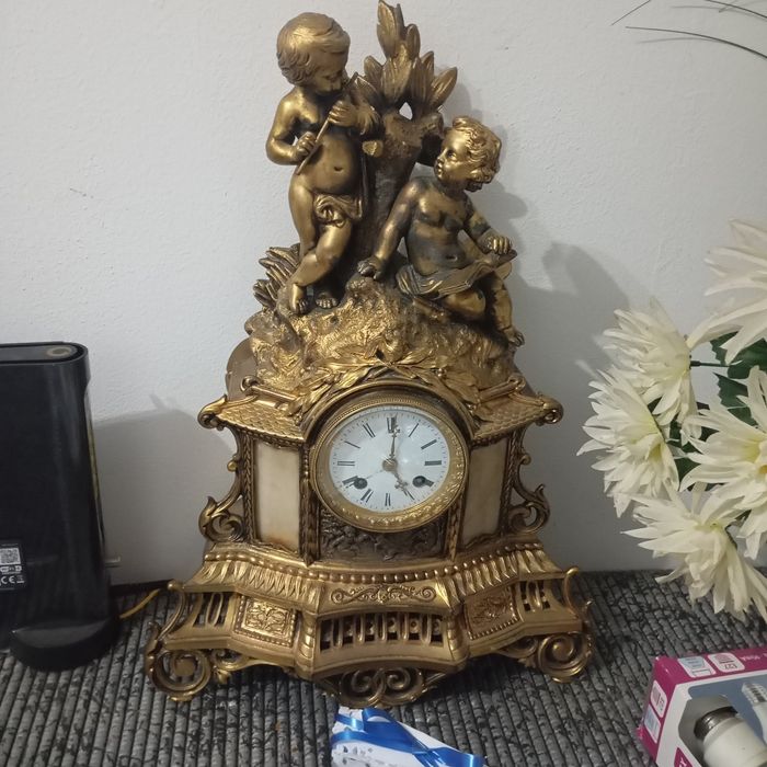 Relógio de Mesa Antigo em Bronze – Mecânico a Chave – Peça Imponente