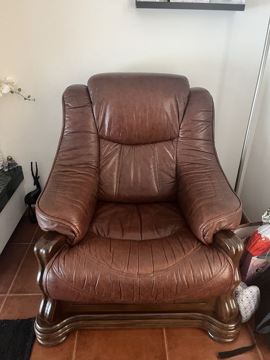 Vendo sofas em pele 3 lugares e 2 individuais