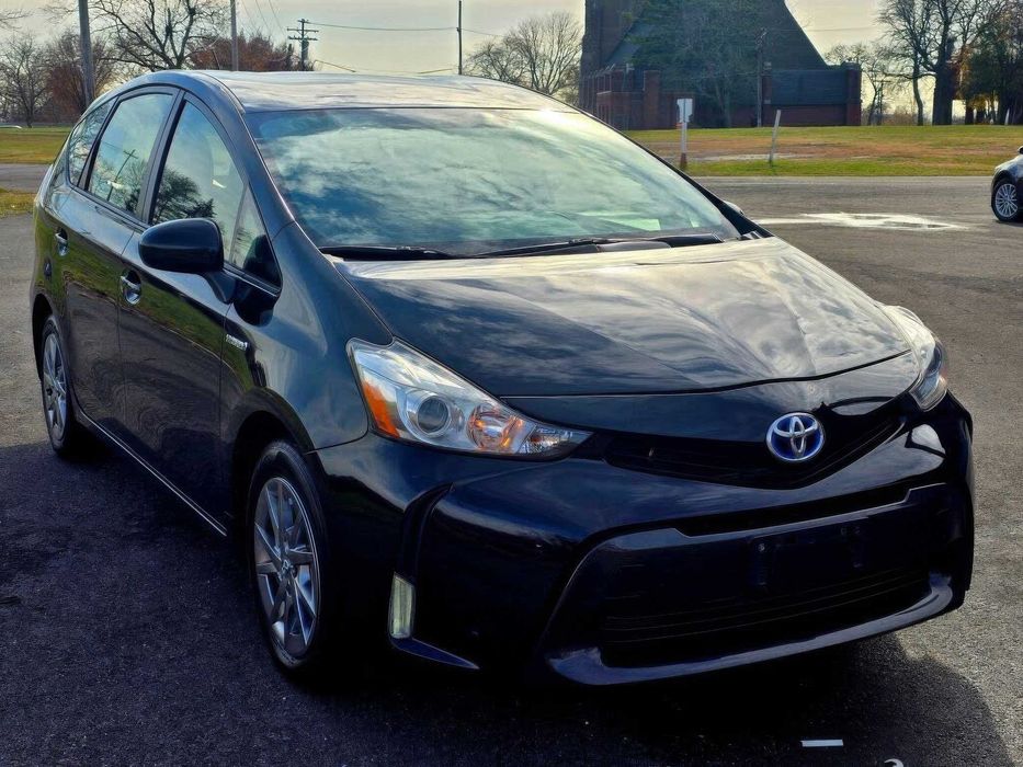 Toyota Prius v      2016