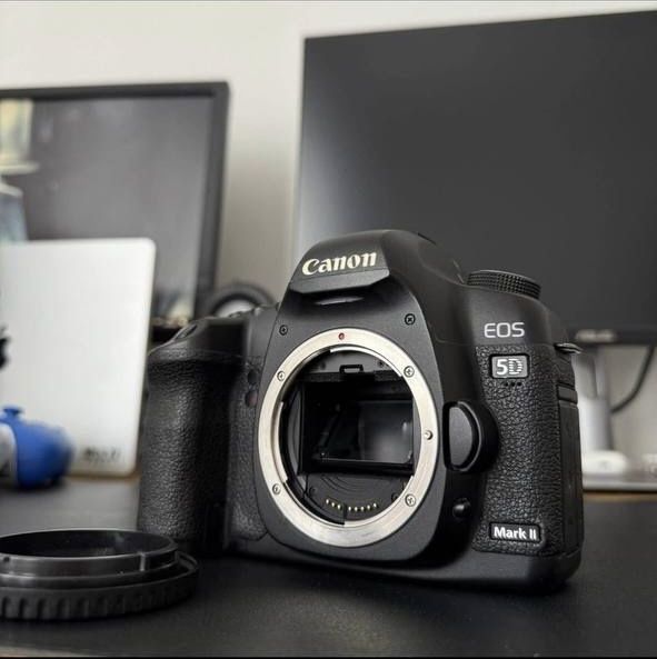 Повнокадрова дзеркальна камера Canon 5d mark 2