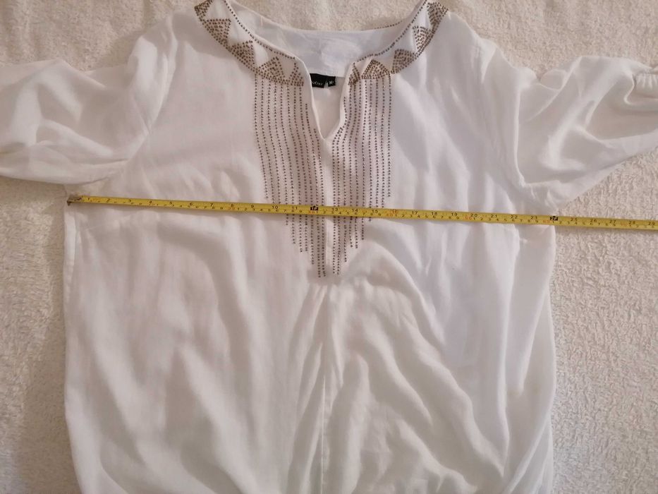 Túnica branca e dourada