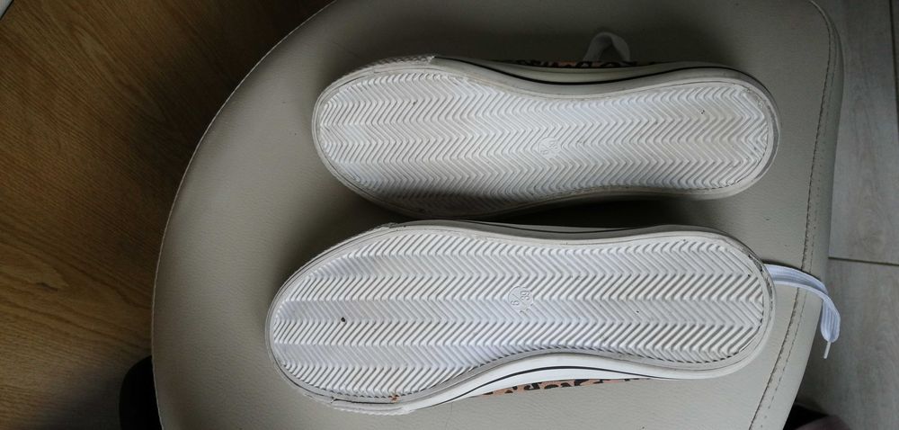 Buty sportowe eleganckie typu trampki