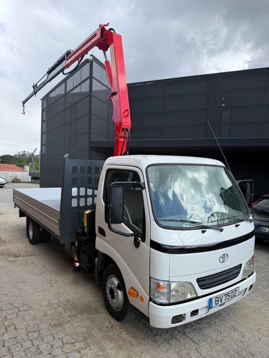 Toyota dyna com grua palfinger