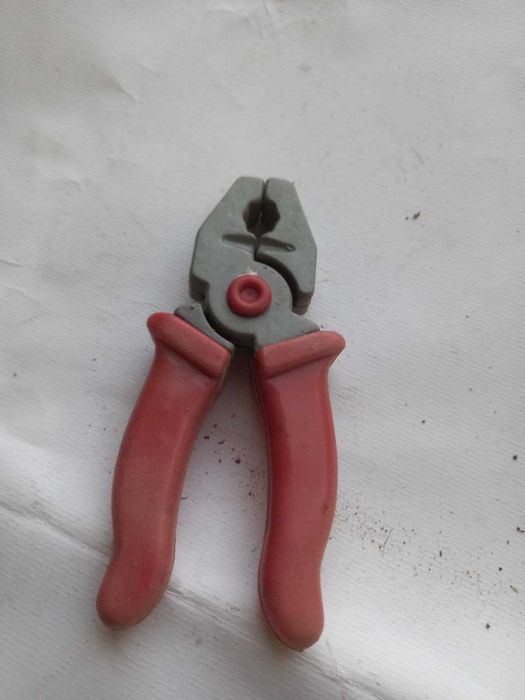 Brinquedos com forma de ferramentas: alicate e chave de fendas