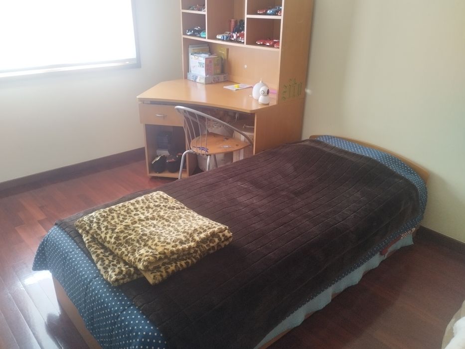 Cama de solteiro com secretária