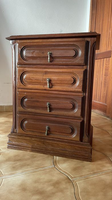 Cama de casal + mesa de cabeceira + cadeira