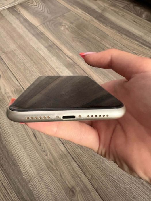 iPhone 11 64 GB White – bardzo dobry stan + 7 etui + kabel Baseus + pudełko