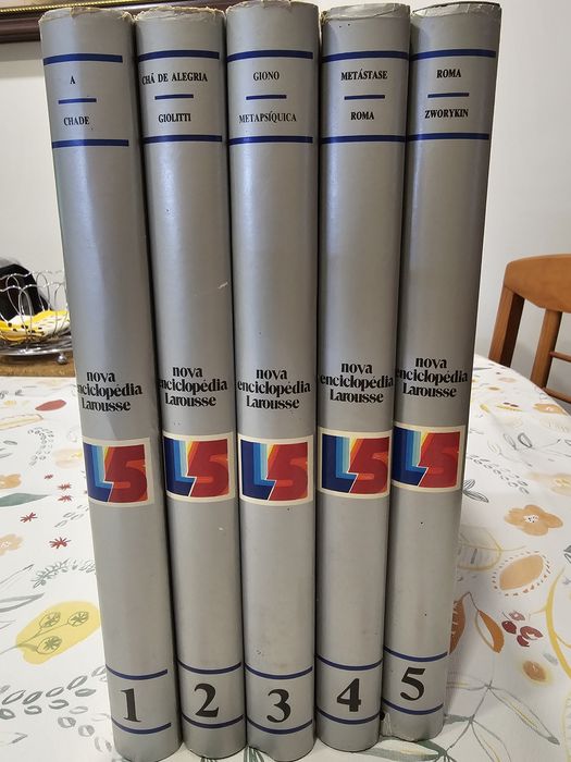 Vendo cinco livros nova enciclopédia larousse