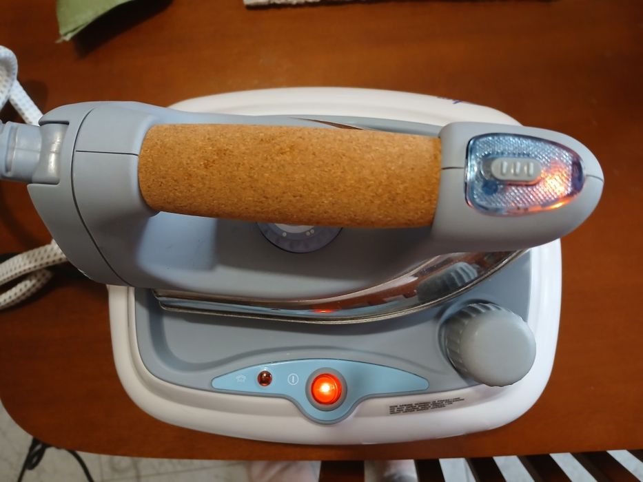 Ferro de engomar com caldeira marca Ariete