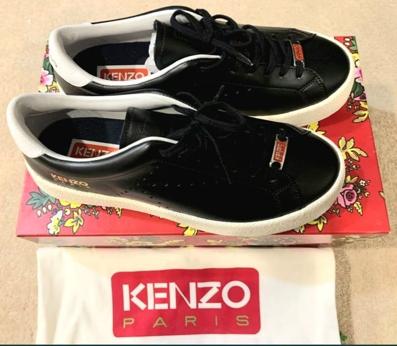 Sapatilhas KENZO. Couro. Tamanhos 43-44. 300€