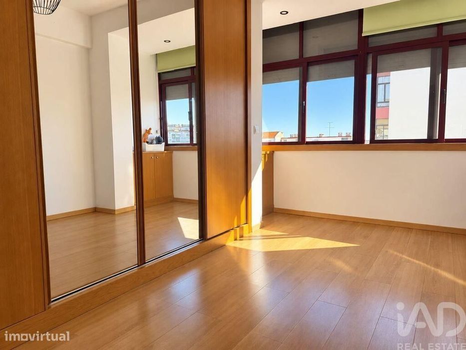 Apartamento T3 em Mina de Água de 120 m2