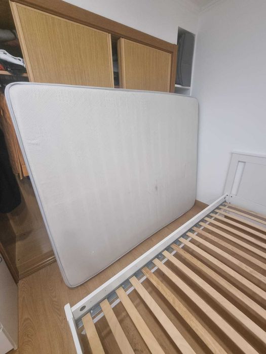 Cama de casal com colchão e estrado incluído