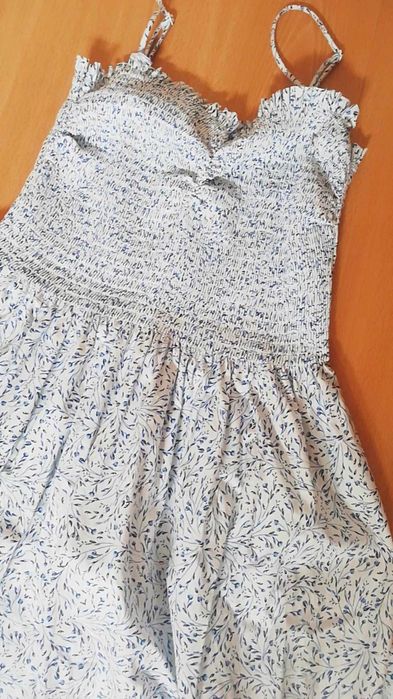 Vestido da H&M em tons de azul e branco
