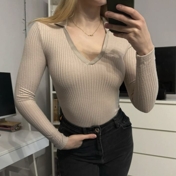 Body beżowe z dekoltem w serek długi rękaw z kołnierzykiem basic